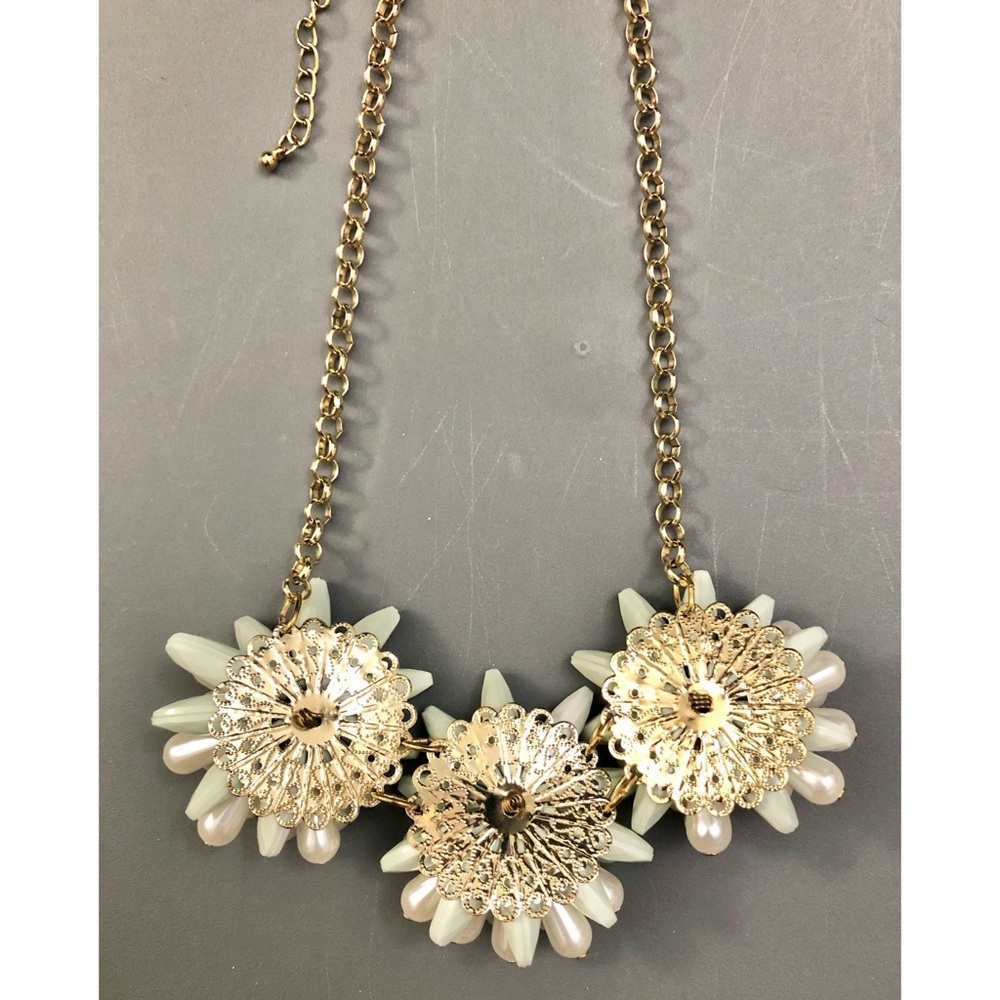 💜 2/$25 Flower Statement Necklace - Picture 7 of 9